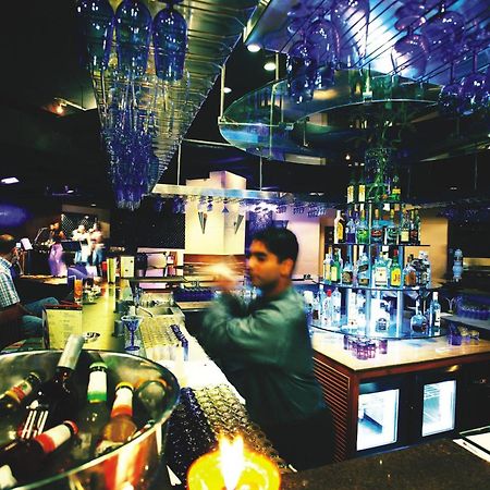 เดอะ ลลิต มุมไบ Hotel ร้านอาหาร รูปภาพ The bar at the nightclub
