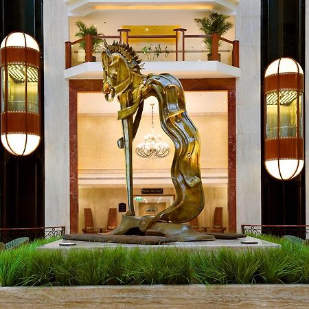 เดอะ ลลิต มุมไบ Hotel ภายนอก รูปภาพ The sculpture in the lobby of the Taj Bengal