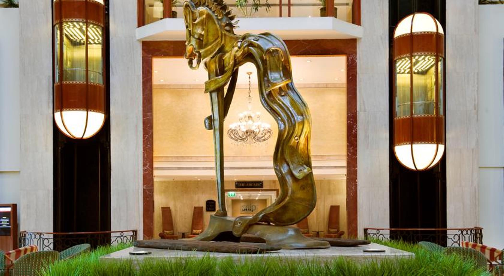 เดอะ ลลิต มุมไบ Hotel ภายนอก รูปภาพ The sculpture of the horse