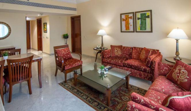 เดอะ ลลิต มุมไบ Hotel ภายนอก รูปภาพ A living room in a suite at the Taj Bengal