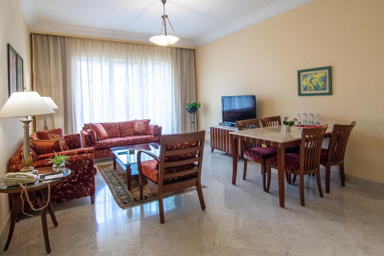 เดอะ ลลิต มุมไบ Hotel ภายนอก รูปภาพ A living room in a typical apartment