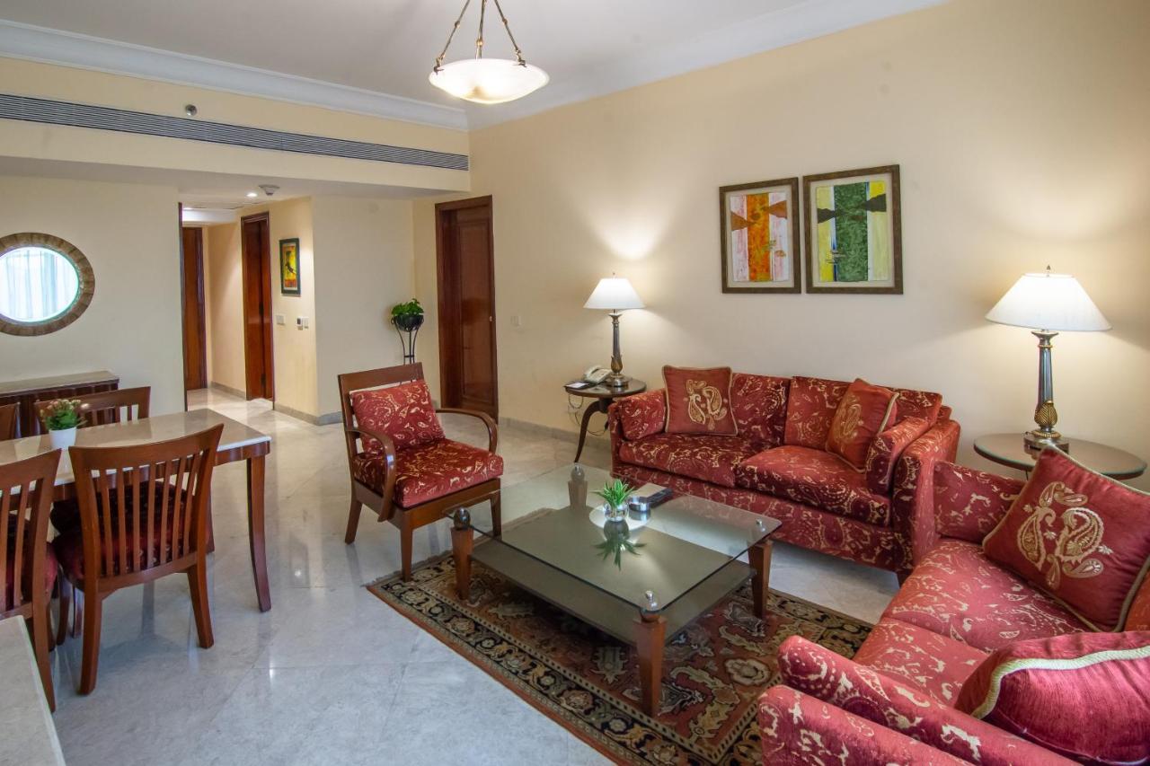 เดอะ ลลิต มุมไบ Hotel ภายนอก รูปภาพ A living room in a suite at the Taj Bengal