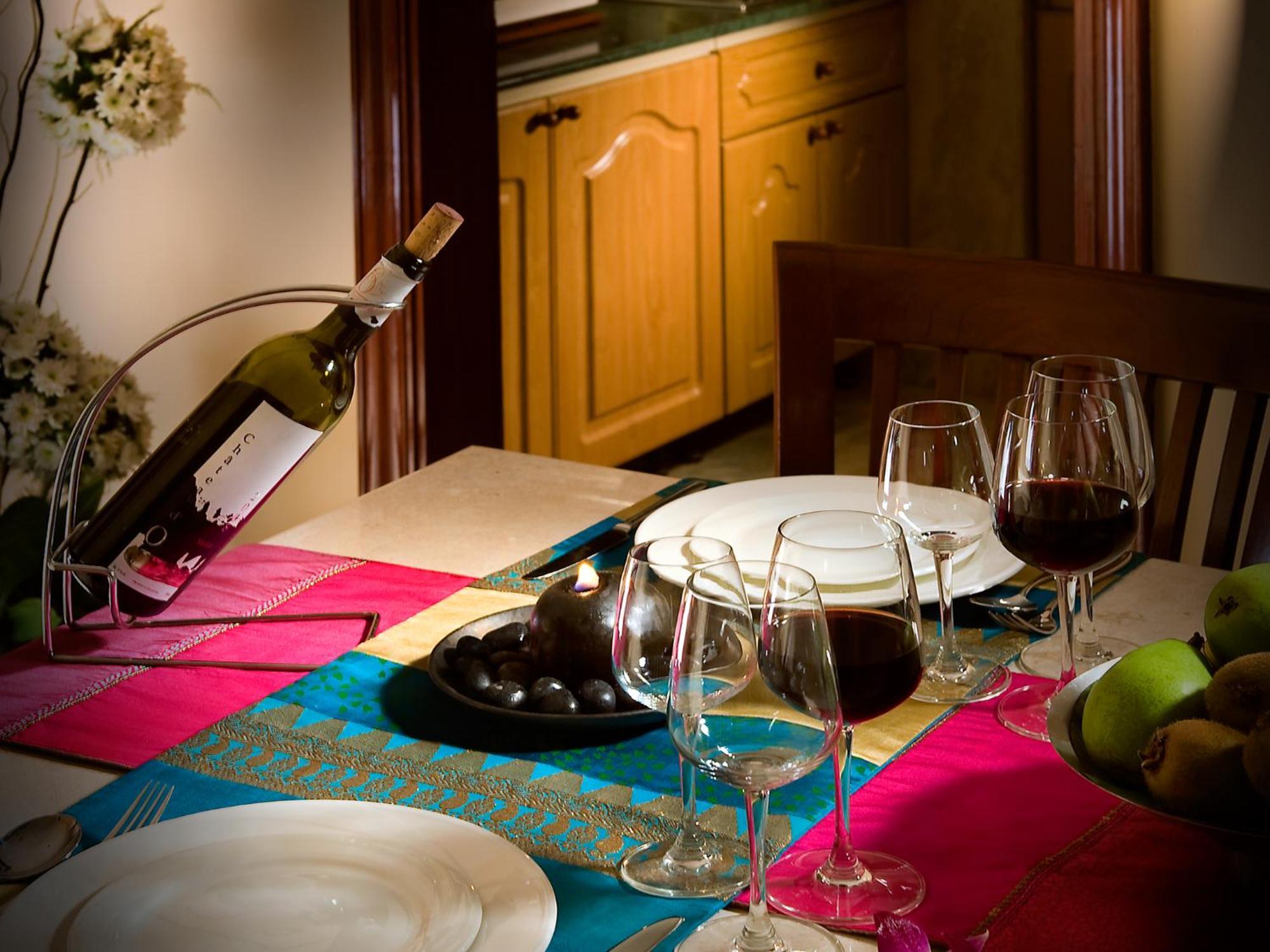 เดอะ ลลิต มุมไบ Hotel ภายนอก รูปภาพ A wine bottle and glasses