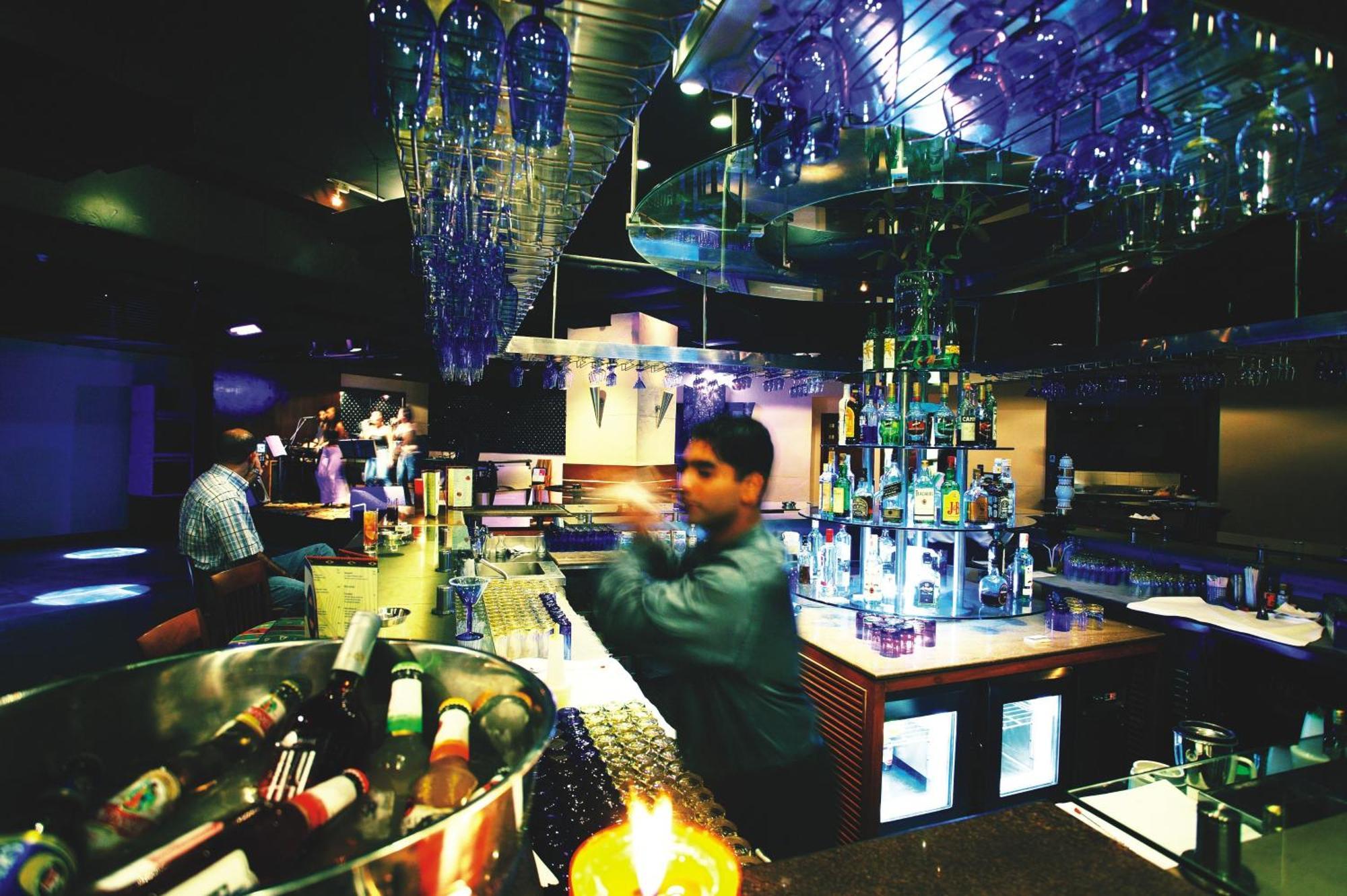 เดอะ ลลิต มุมไบ Hotel ร้านอาหาร รูปภาพ The bar at the nightclub