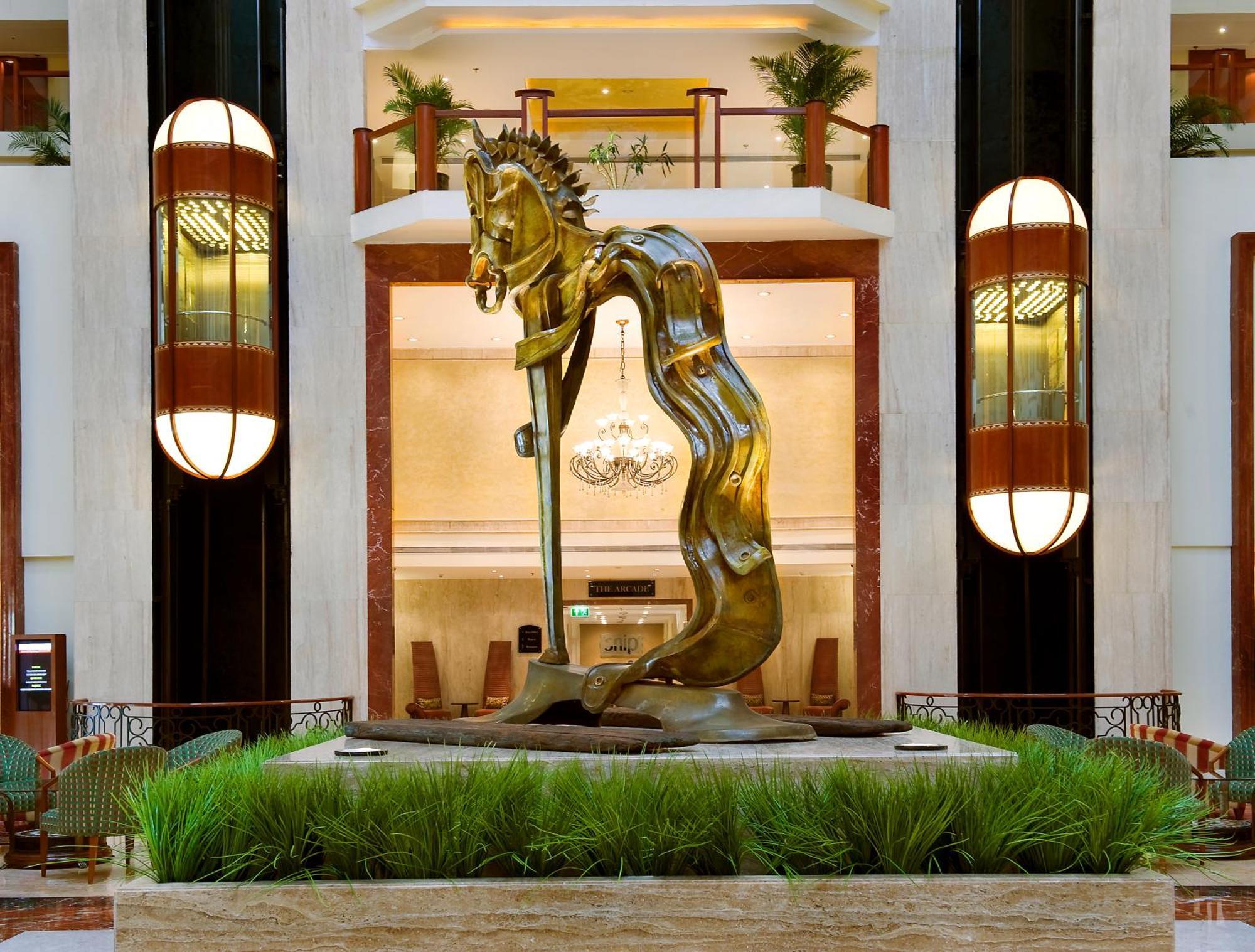 เดอะ ลลิต มุมไบ Hotel ภายนอก รูปภาพ The sculpture in the lobby of the Taj Bengal