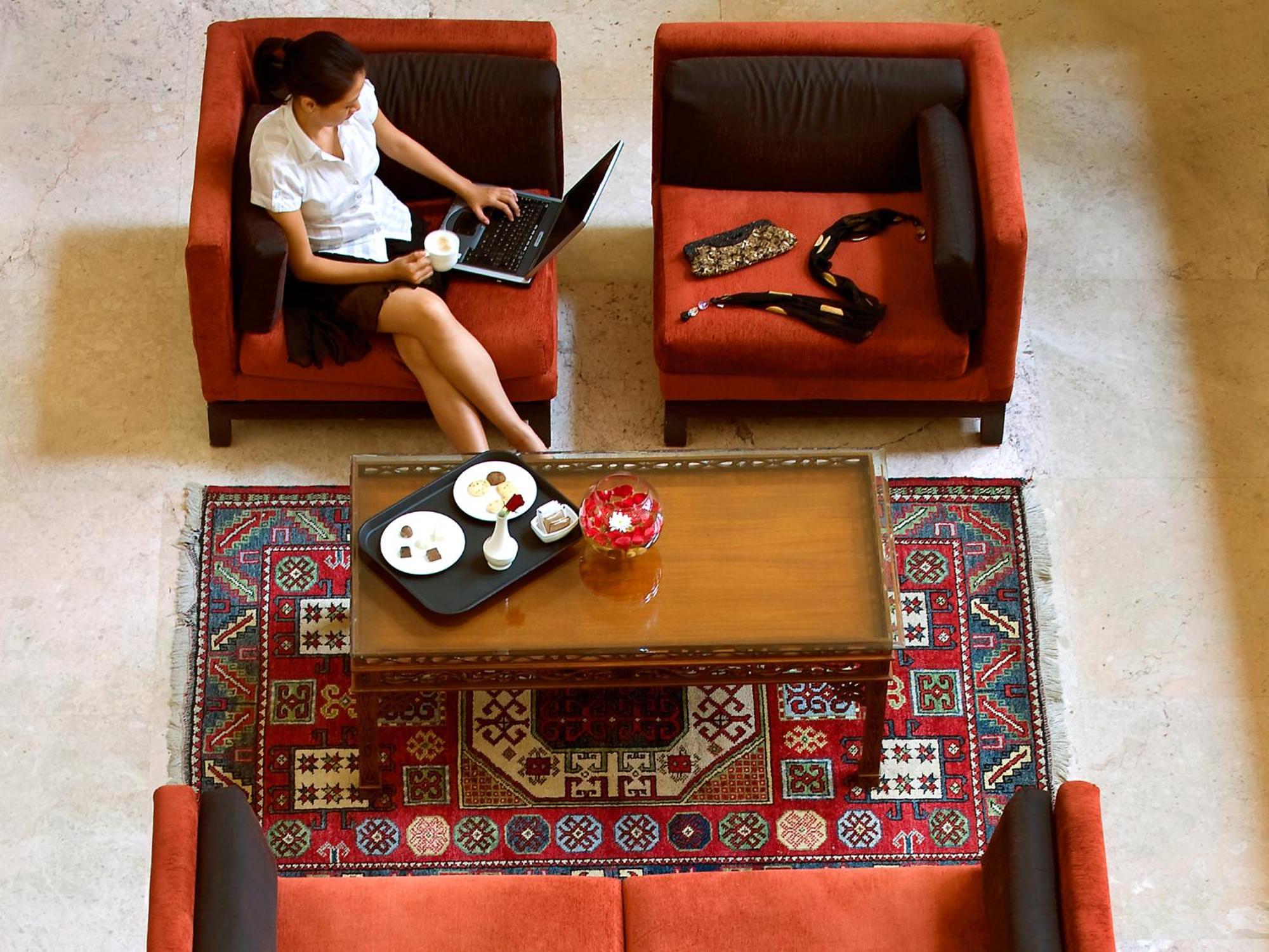 เดอะ ลลิต มุมไบ Hotel ภายนอก รูปภาพ A student studying in the library
