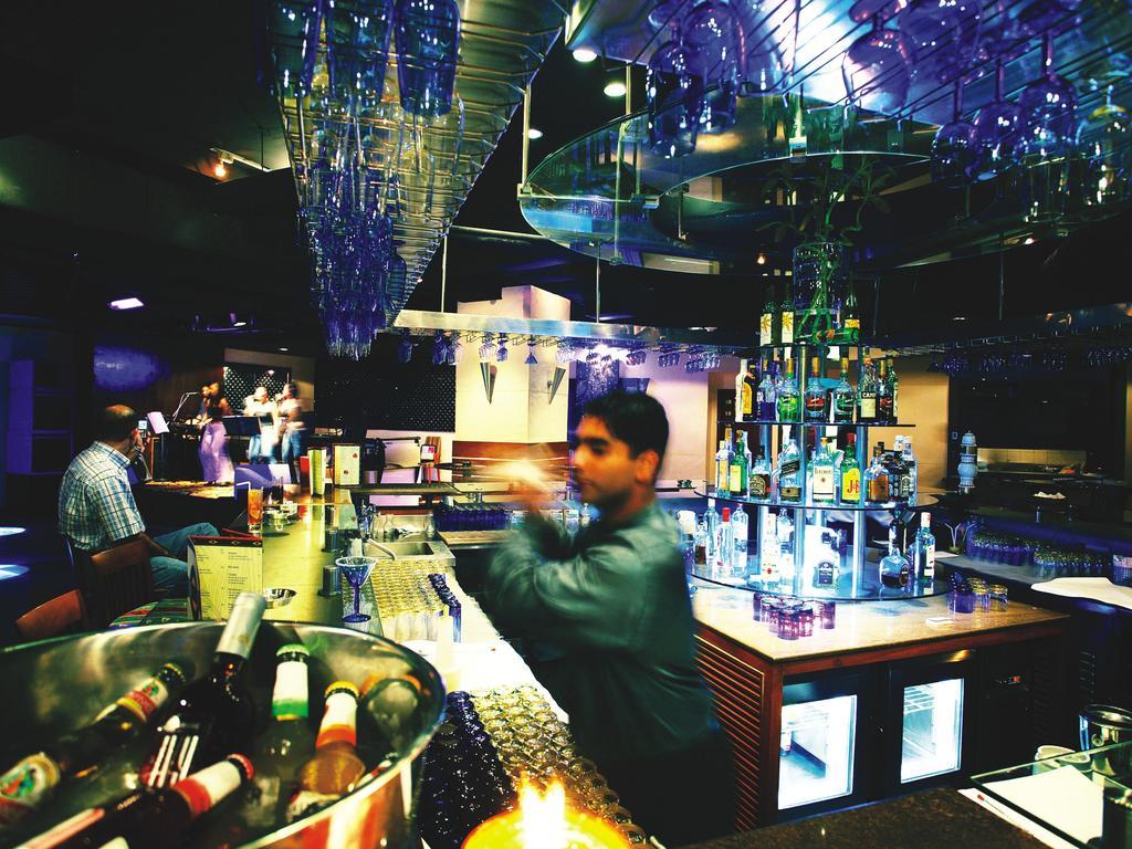 เดอะ ลลิต มุมไบ Hotel ภายนอก รูปภาพ The bar at the nightclub
