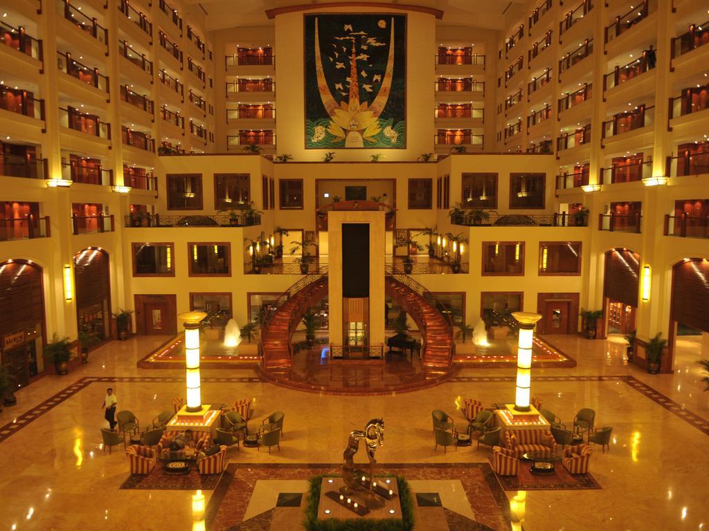 เดอะ ลลิต มุมไบ Hotel ภายนอก รูปภาพ The lobby of the Grand Hotel