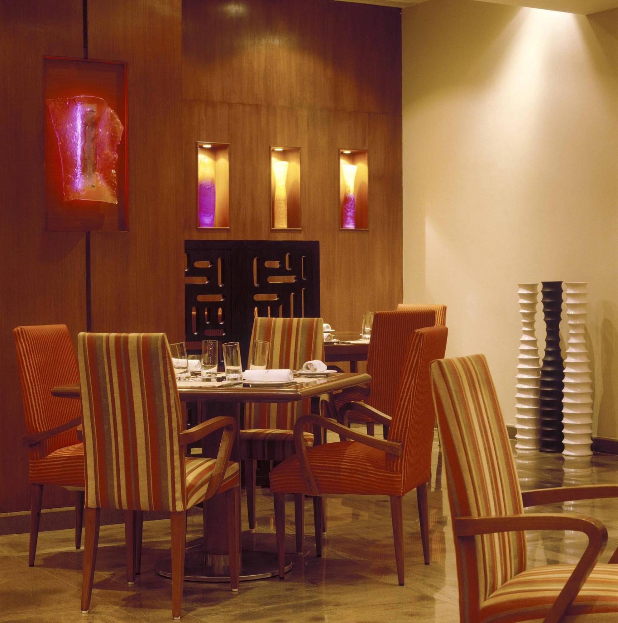 เดอะ ลลิต มุมไบ Hotel ภายนอก รูปภาพ A restaurant in a hotel